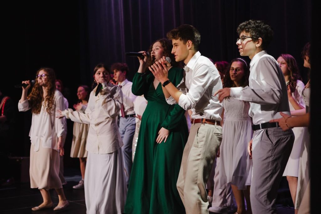 Występ wokalny uczniów IN ALTUM – śpiewanie kolęd w językach obcych podczas widowiska świątecznego.