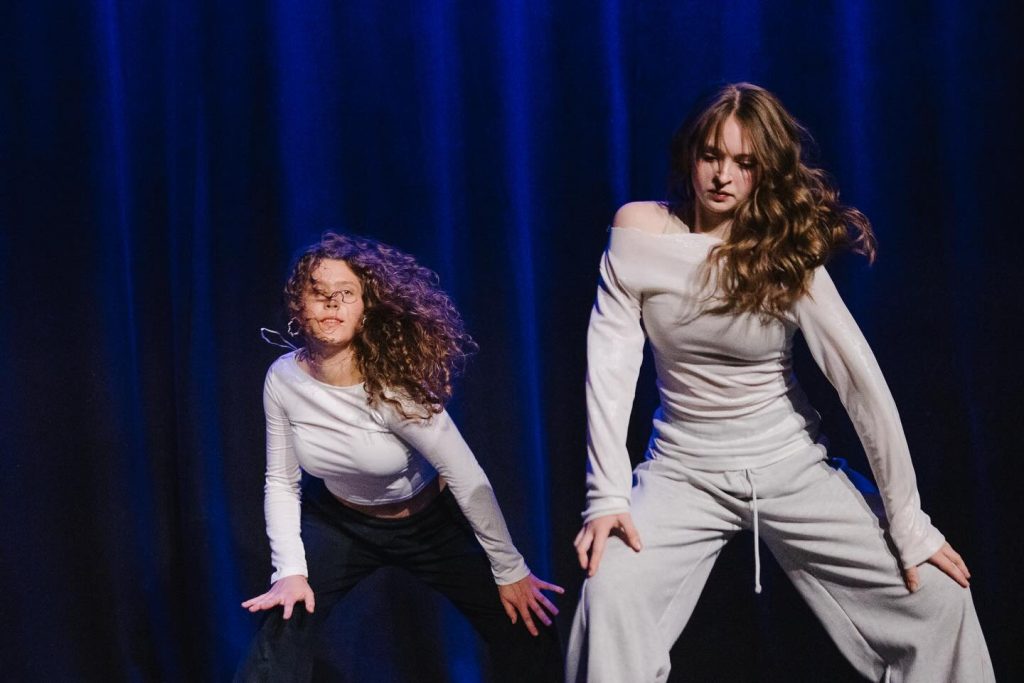 Grupa taneczna IN ALTUM w układzie współczesnym na scenie Domu Kultury.