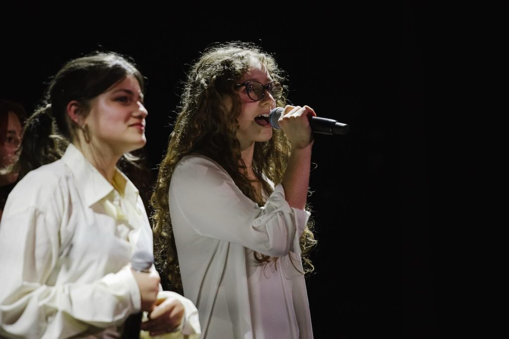 Występ wokalny uczniów IN ALTUM – śpiewanie kolęd w językach obcych podczas widowiska świątecznego.