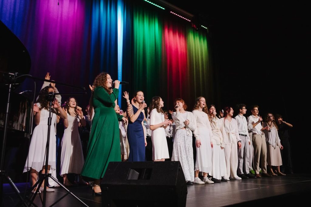 Uczniowie szkoły IN ALTUM podczas finału Koncertu Świątecznego na scenie MDK Witosa.